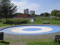 907338 Gezicht op de kinderspeelplaats Speeldreef met een 'spetterbadje', bij de Noiretdreef te Utrecht.